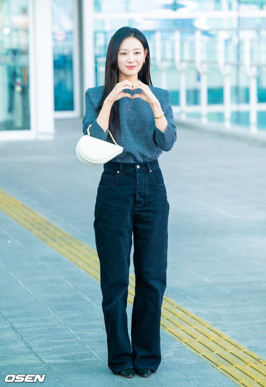 [잡담] 오늘자 불가리 행사 때문에 출국하는 김지원 | 인스티즈