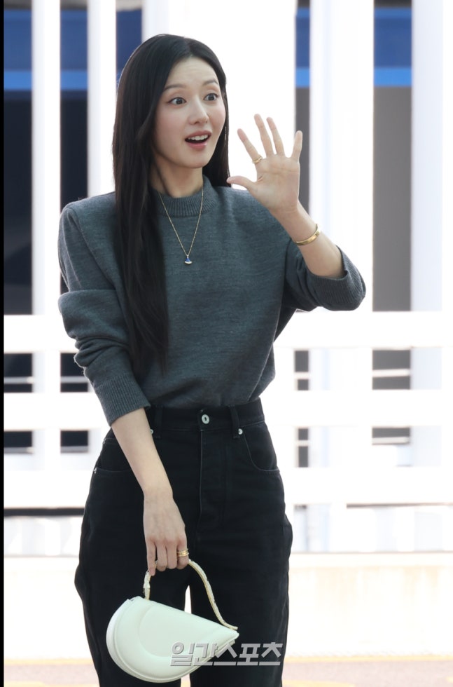 [잡담] 오늘자 밀라노 출국한 배우 김지원 기사사진 | 인스티즈