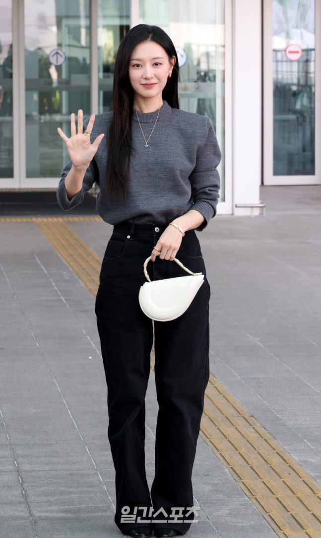 [잡담] 오늘자 밀라노 출국한 배우 김지원 기사사진 | 인스티즈