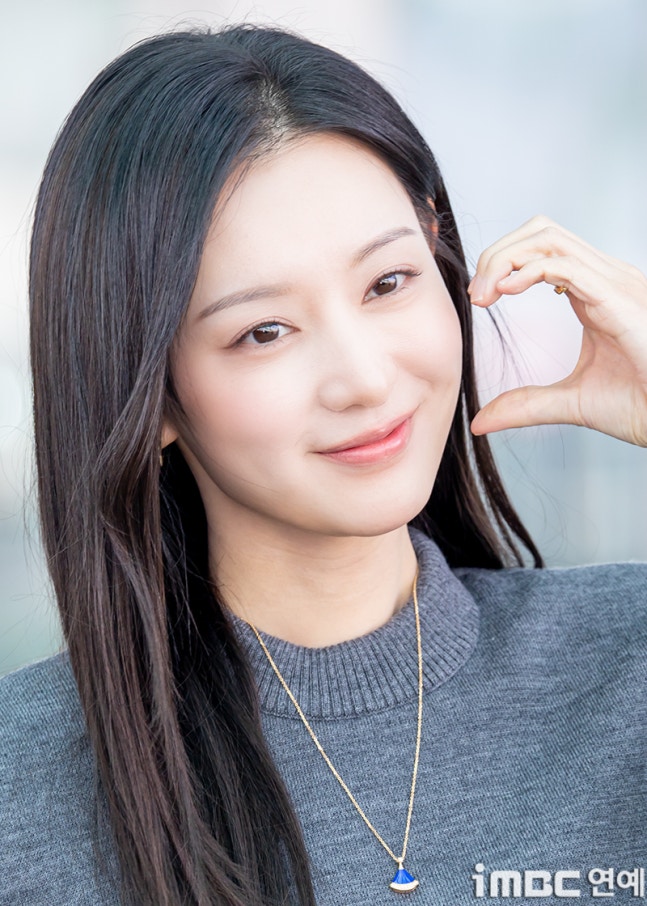 [잡담] 오늘자 밀라노 출국한 배우 김지원 기사사진 | 인스티즈