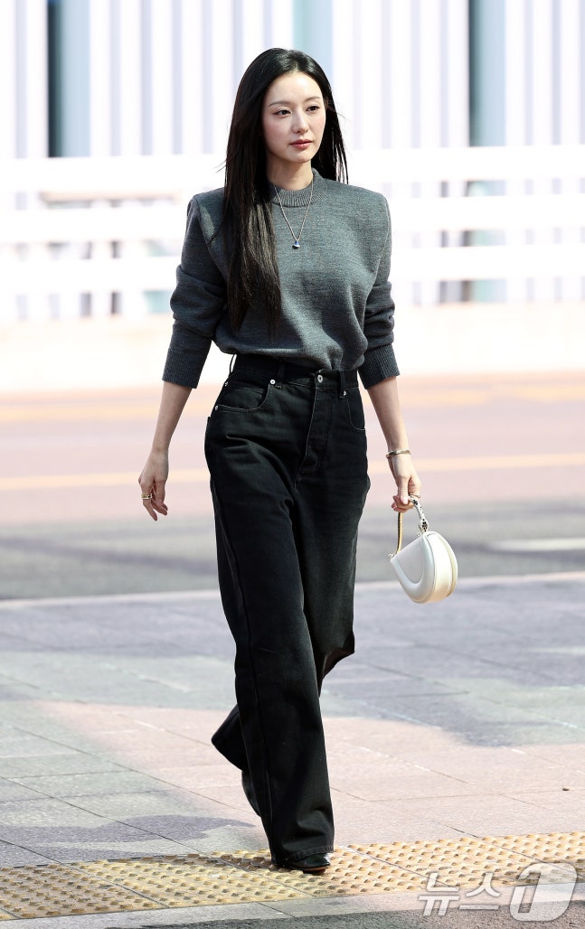 [잡담] 오늘자 밀라노 출국한 배우 김지원 기사사진 | 인스티즈