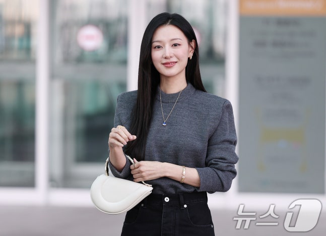 [잡담] 오늘자 밀라노 출국한 배우 김지원 기사사진 | 인스티즈