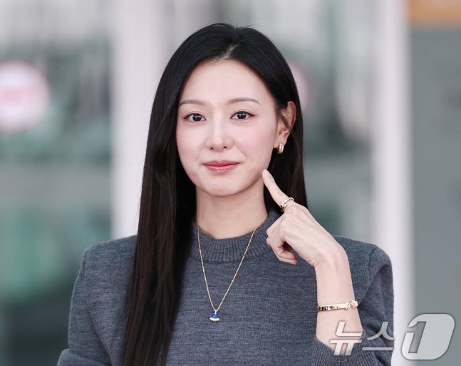 [잡담] 오늘자 밀라노 출국한 배우 김지원 기사사진 | 인스티즈