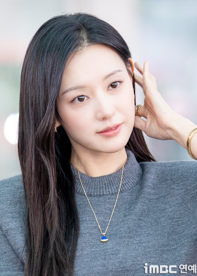 [잡담] 오늘자 밀라노 출국한 배우 김지원 기사사진 | 인스티즈