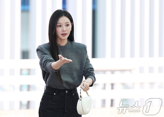 [잡담] 오늘자 밀라노 출국한 배우 김지원 기사사진 | 인스티즈