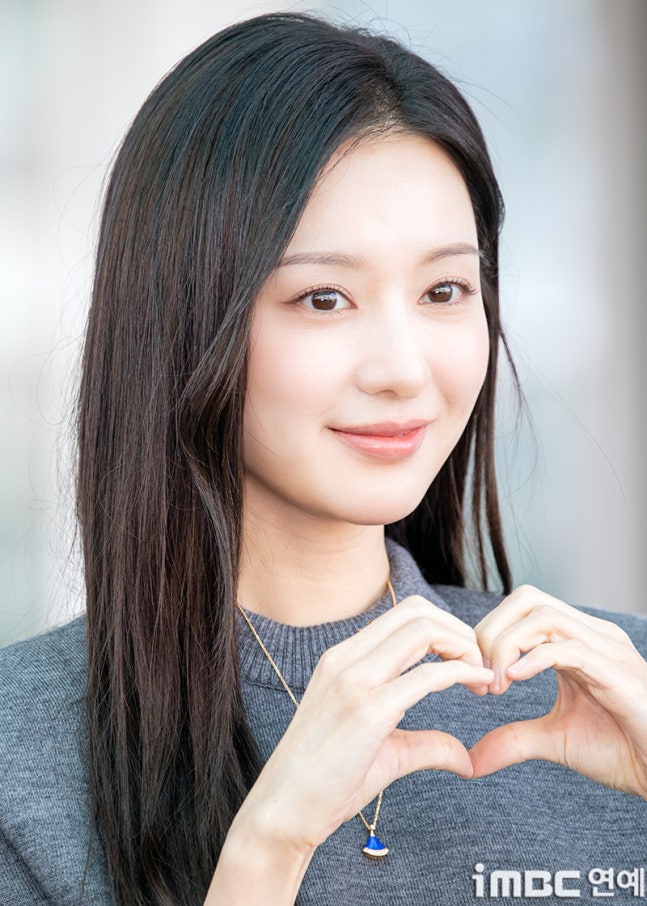 [잡담] 오늘자 밀라노 출국한 배우 김지원 기사사진 | 인스티즈