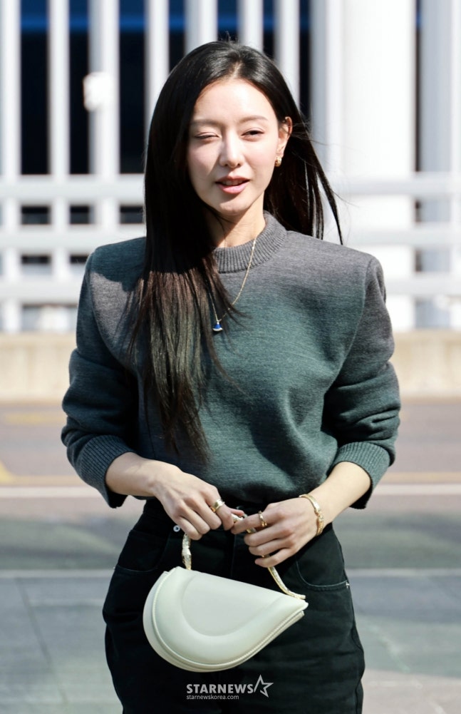 [잡담] 김지원) 260322 김지원 밀라노 출국 기사사진 | 인스티즈