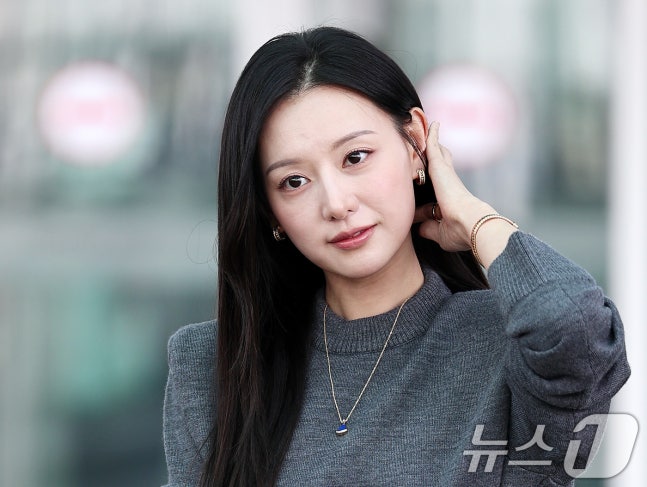 [잡담] 김지원) 260322 김지원 밀라노 출국 기사사진 | 인스티즈