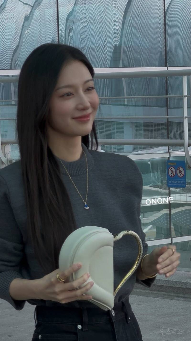 불가리 행사 참석 하기위해 밀라노로 출국하는 배우 김지원 | 인스티즈