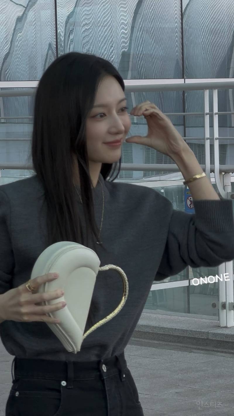 불가리 행사 참석 하기위해 밀라노로 출국하는 배우 김지원 | 인스티즈