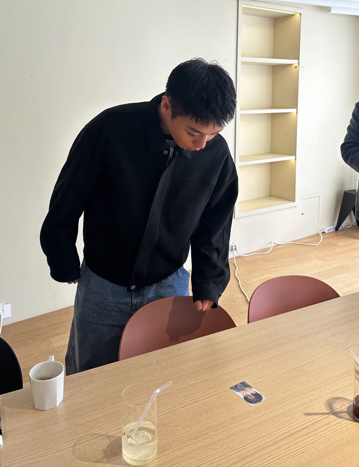 [잡담] 박지훈 기자님보다 먼저 와서 두손 모으고 다소곳하게 서서 기다렸대ㅋㅋㅋ | 인스티즈