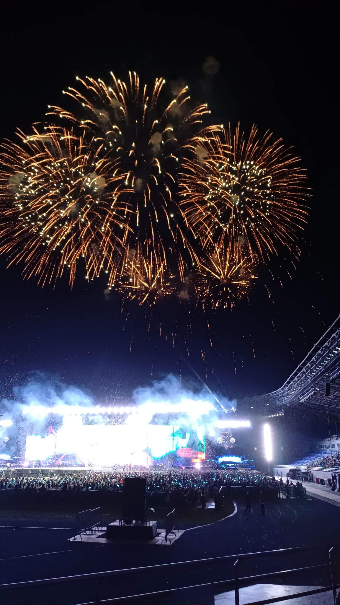 [잡담] 야외콘 폭죽은 이렇게 아낌없이 쏘는 게 이쁜듯 | 인스티즈