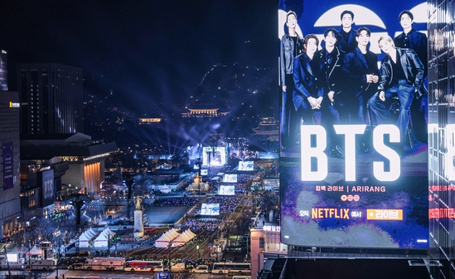 [정보/소식] BTS 광화문 공연, 사고 없이 끝났지만…'10만 vs 4만' 인파 논쟁 | 인스티즈
