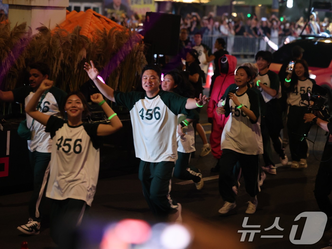 [잡담] 오징어 게임 광화문 퍼레이드때가 사람은 훨씬 더 많았던듯 | 인스티즈