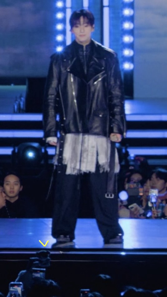 [잡담] 정국 인형 챌린지 중계 화면에 잡혔었네 | 인스티즈