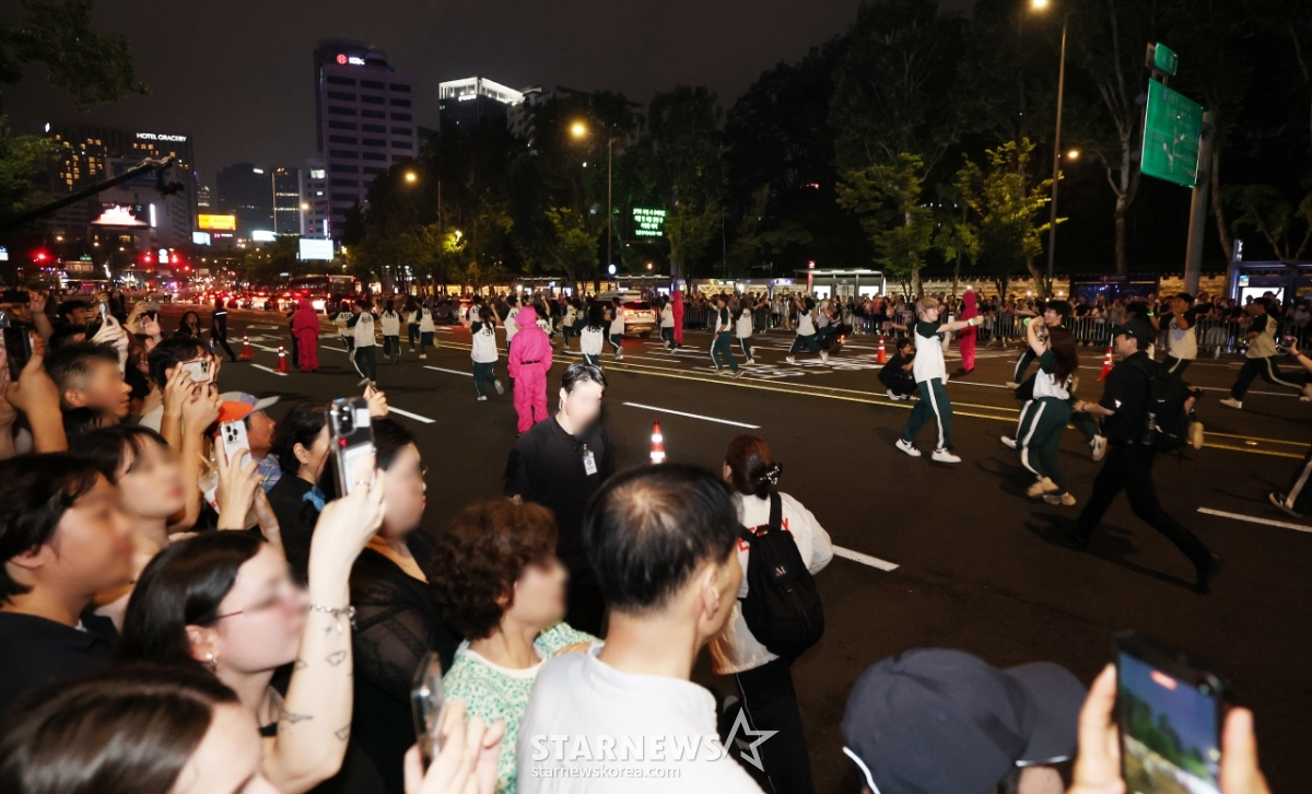 [잡담] 오징어 게임 광화문 퍼레이드때가 사람은 훨씬 더 많았던듯 | 인스티즈