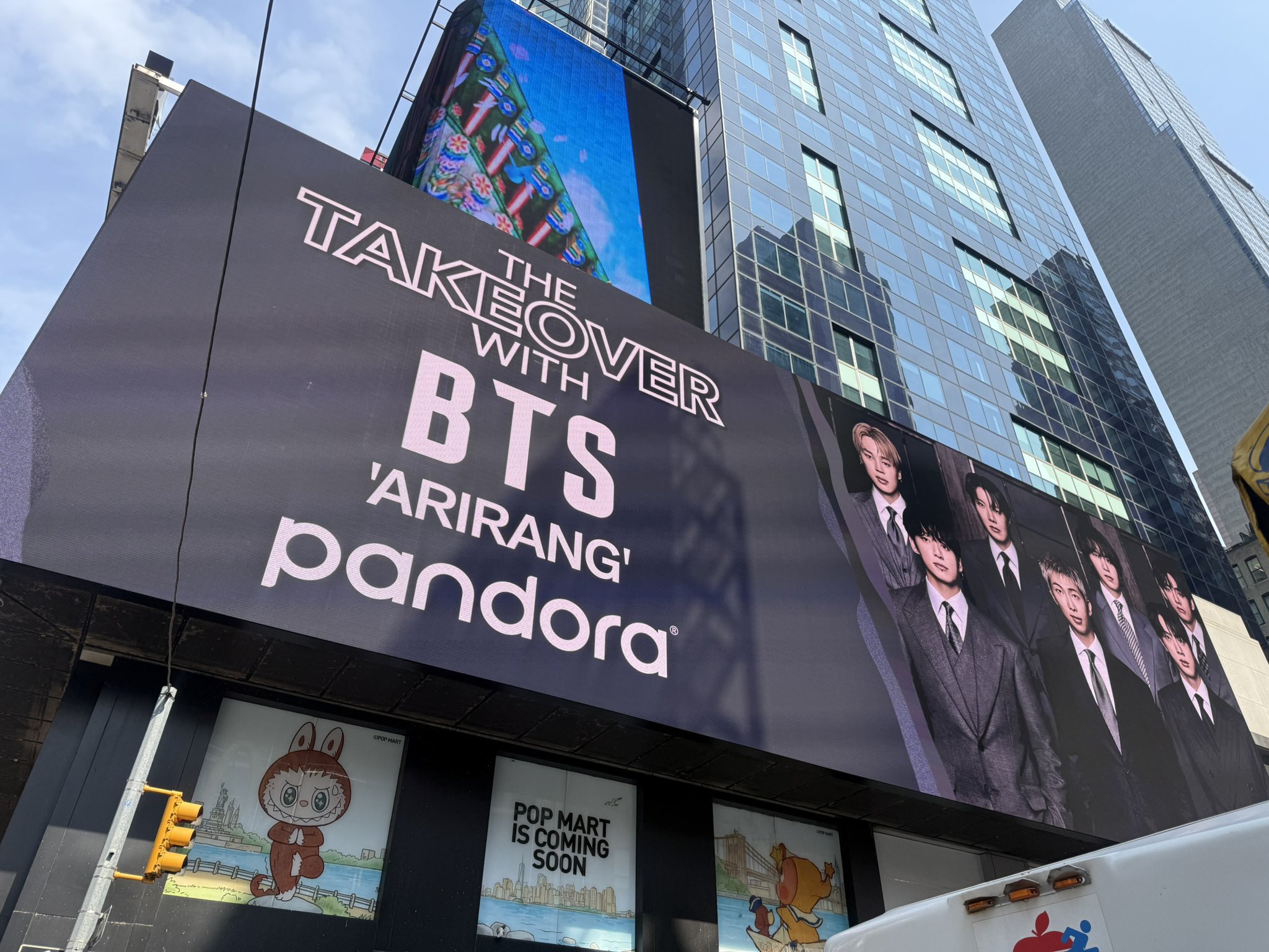 [잡담] 오 방탄 타임스퀘어에서 공연하나???전에 정국 솔활 공연핬던곳임 | 인스티즈