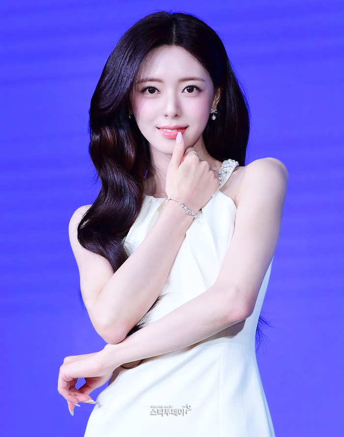 [잡담] 오늘 유나 쇼케이스 기사사진 너무 예쁘다 | 인스티즈