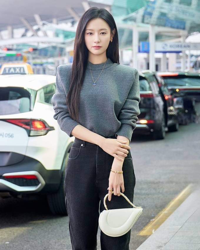 [잡담] 김지원) 260323 김지원 밀라노 출국 불가리 공식 포토 사진 | 인스티즈