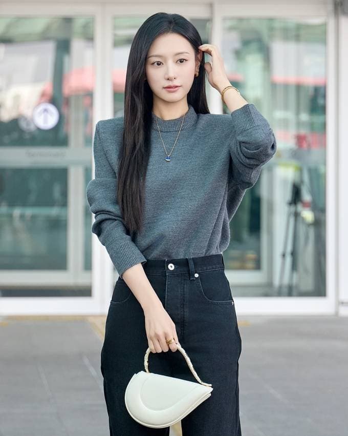 [잡담] 김지원) 260323 김지원 밀라노 출국 불가리 공식 포토 사진 | 인스티즈