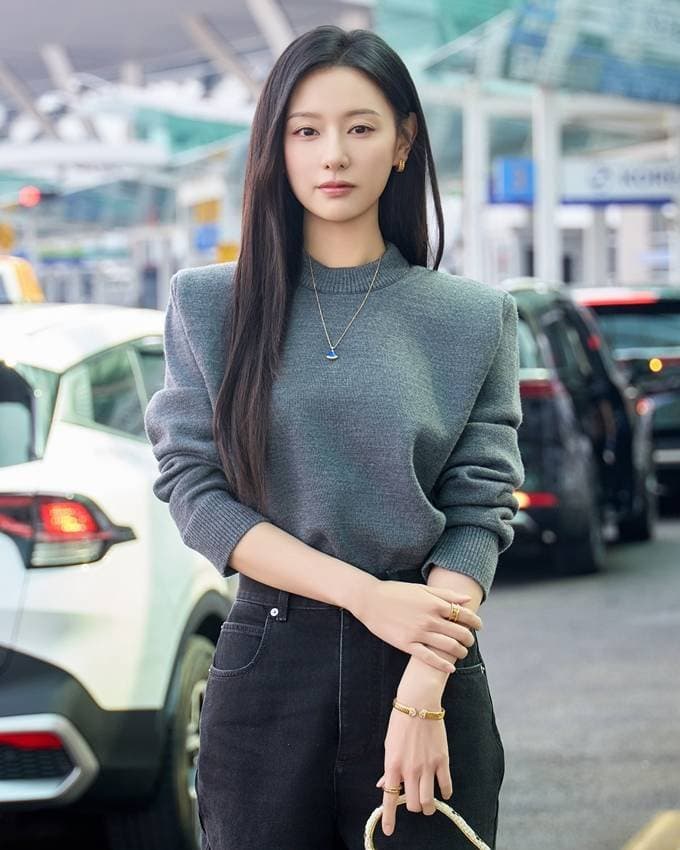 [잡담] 김지원) 260323 김지원 밀라노 출국 불가리 공식 포토 사진 | 인스티즈