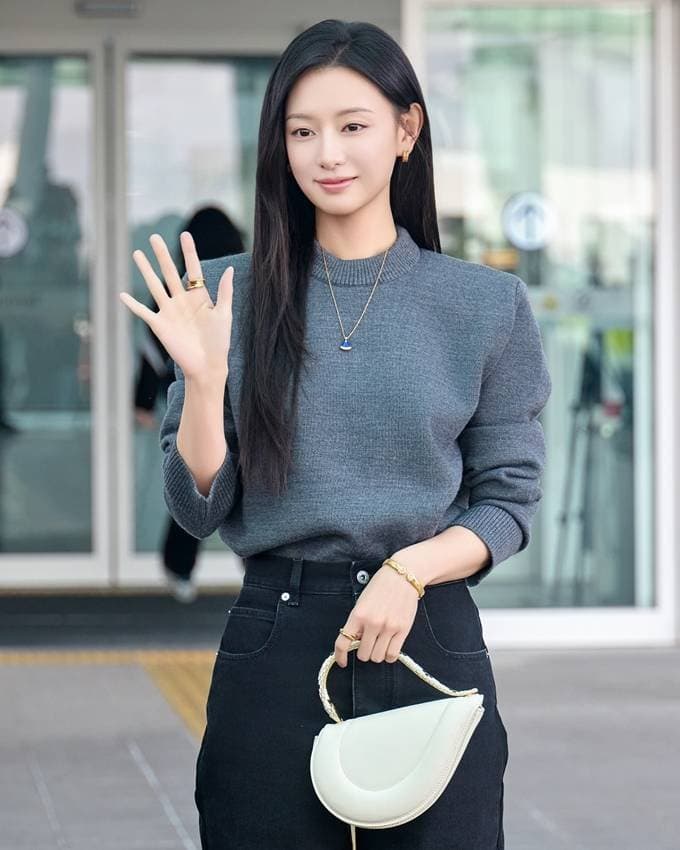 [잡담] 김지원) 260323 김지원 밀라노 출국 불가리 공식 포토 사진 | 인스티즈