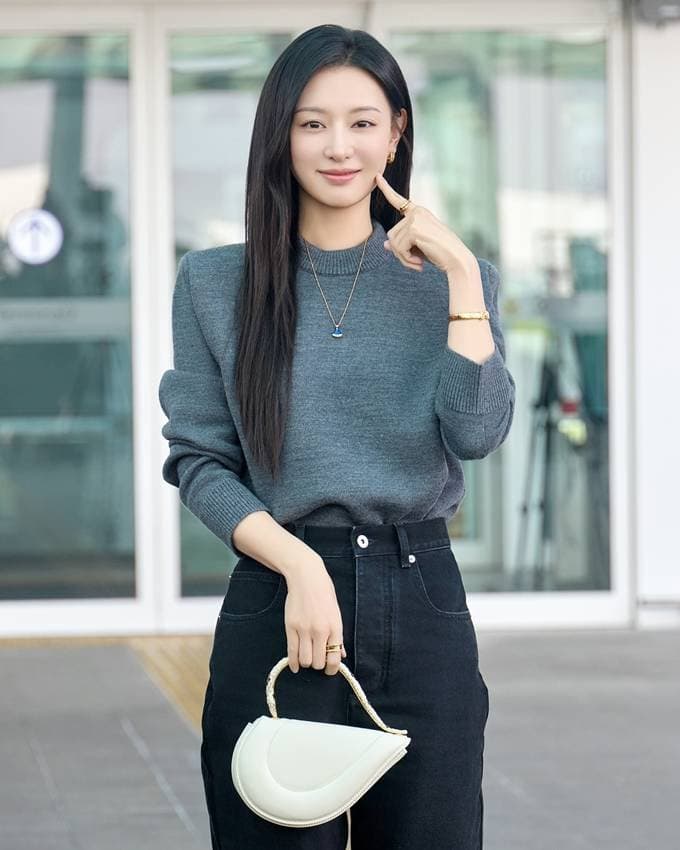 [잡담] 김지원) 260323 김지원 밀라노 출국 불가리 공식 포토 사진 | 인스티즈