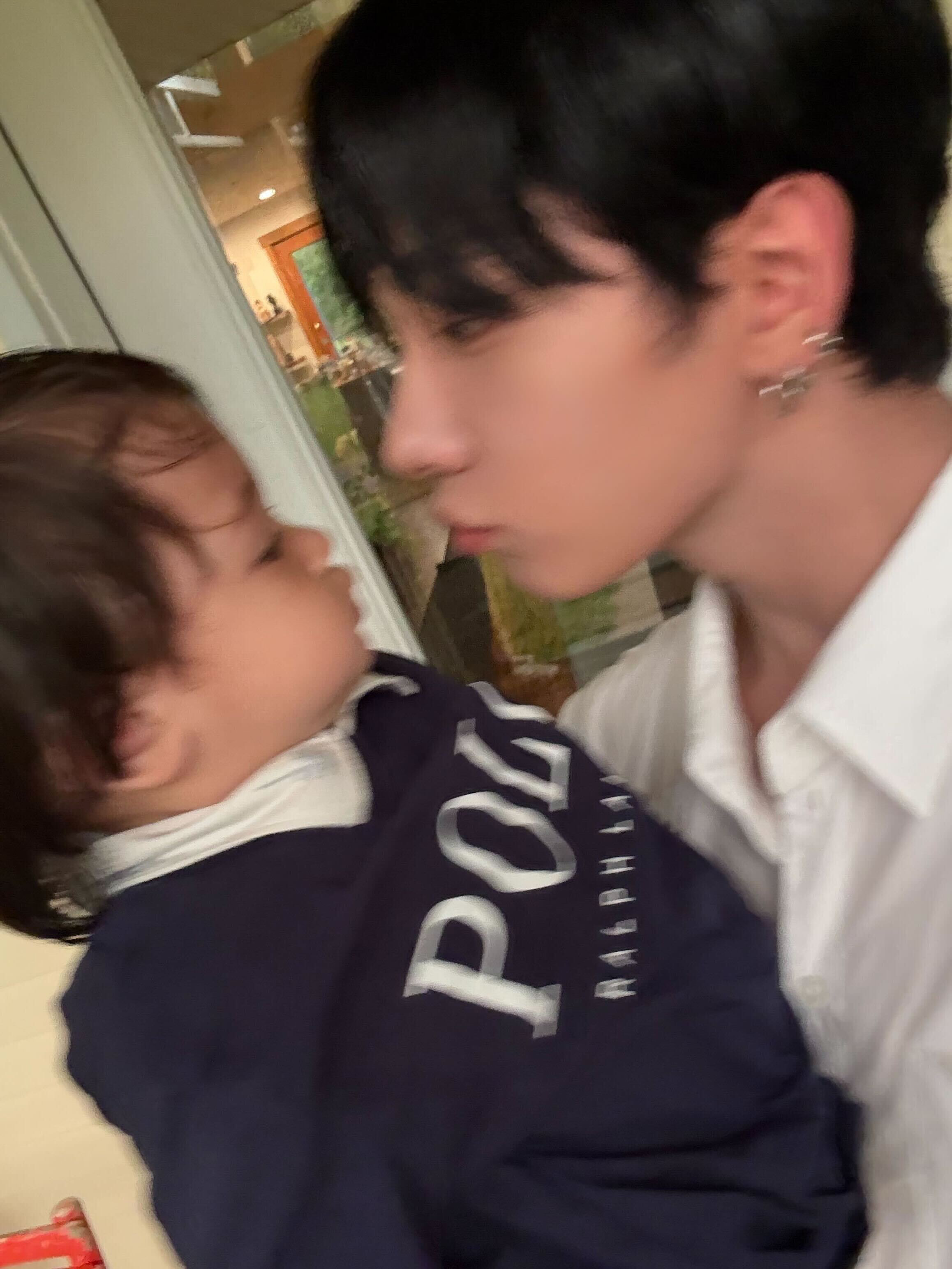 [잡담] 너네 최애한테서 이런 셀카와 영상 날라오면 유사 참을수있음? | 인스티즈