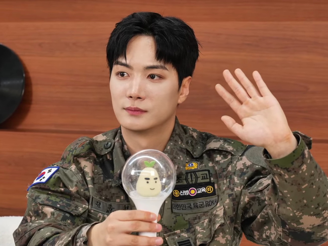 [잡담] ㅋㅋㅋㅋㅋㅋ뉴종현 김종현 응원봉 나오는데 개웃기네 | 인스티즈