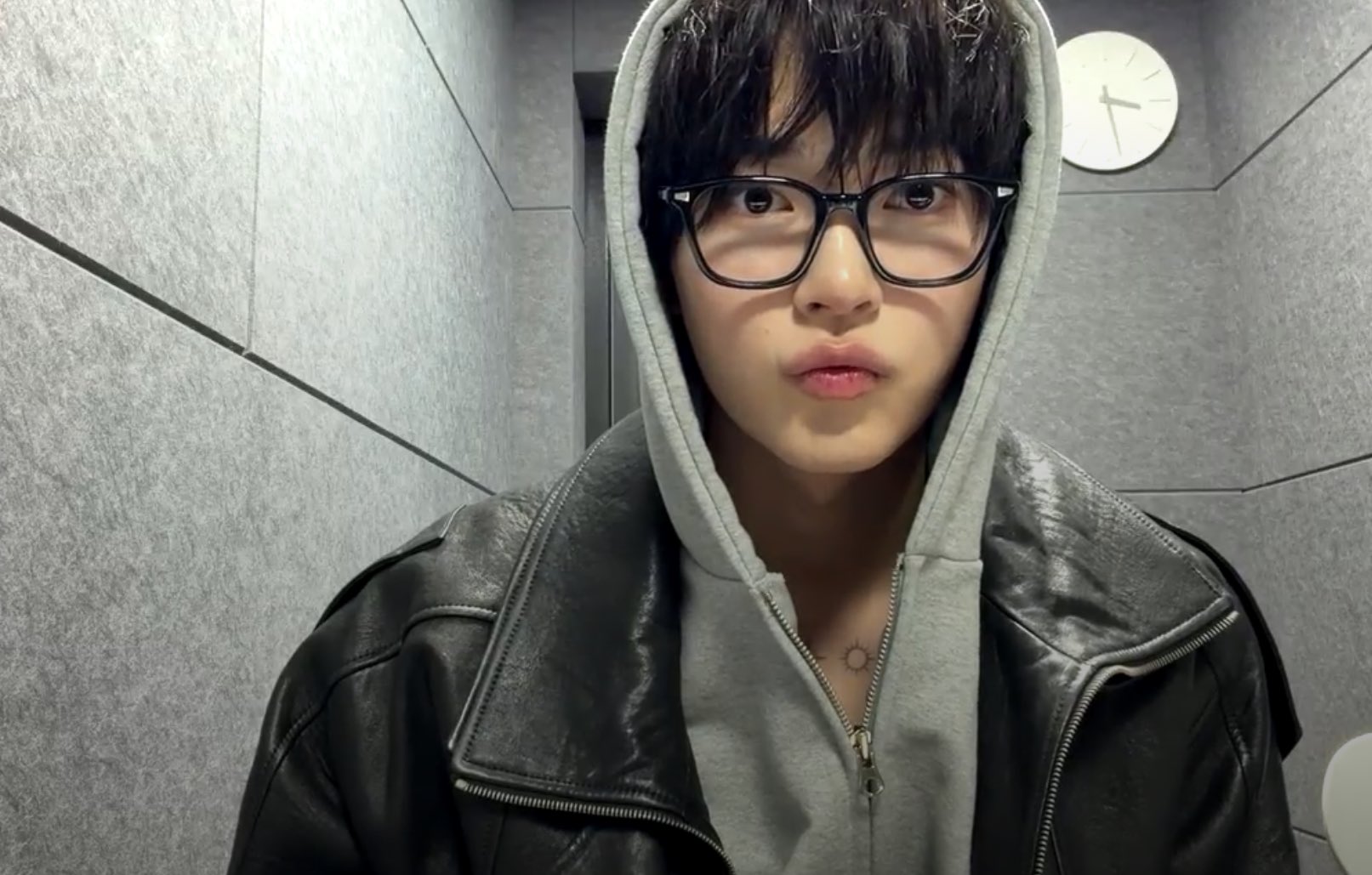 [잡담] 성한빈 오늘 회색 후드에 안경 | 인스티즈