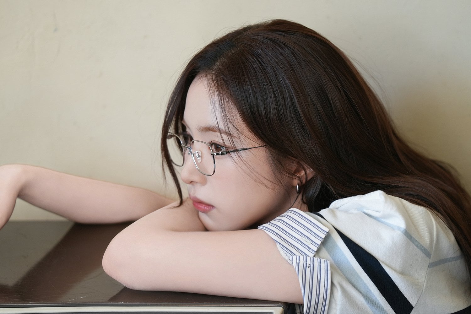 [잡담] 신세경) 신세경 안경 비하인드 사진 | 인스티즈