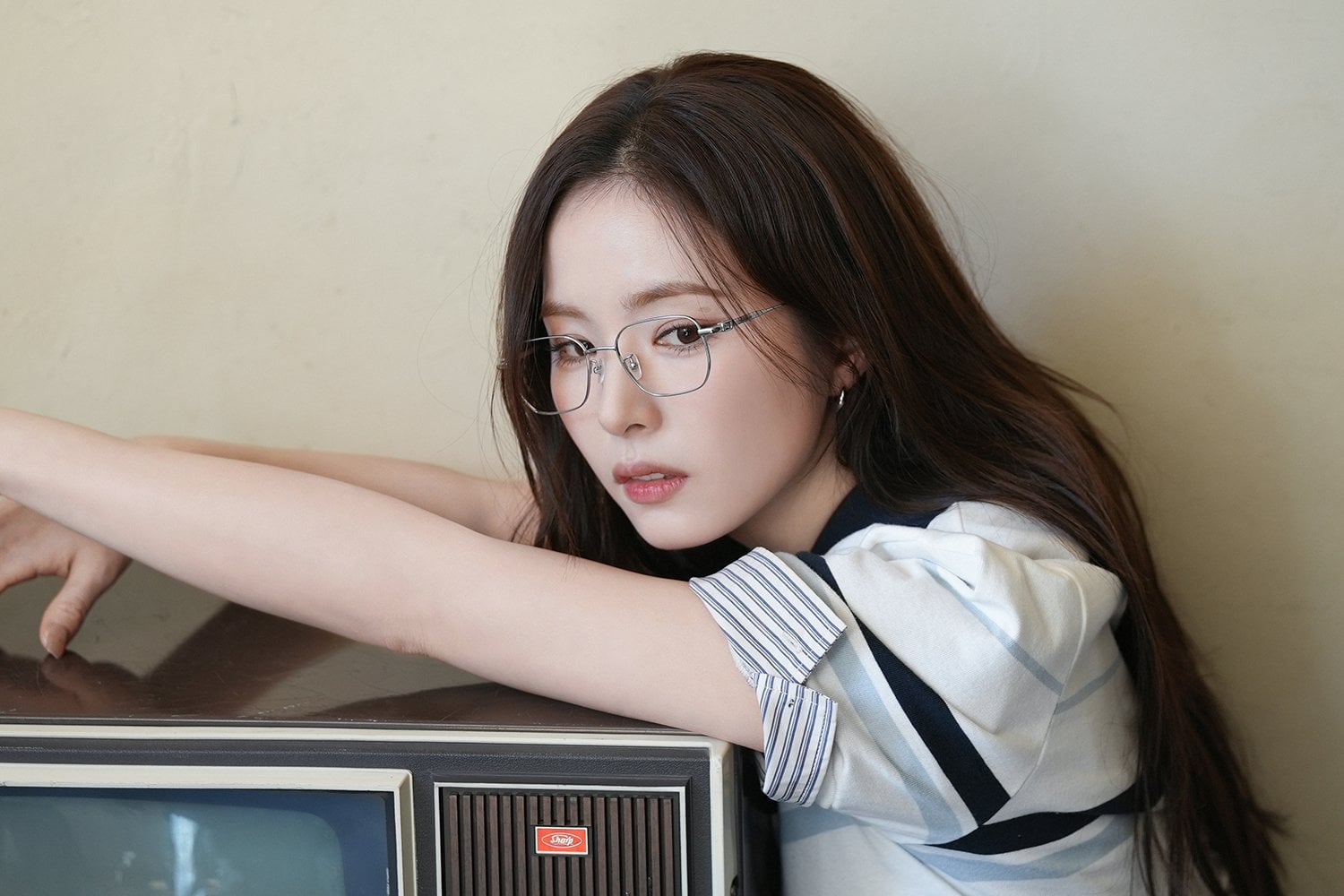 [잡담] 신세경) 신세경 안경 비하인드 사진 | 인스티즈