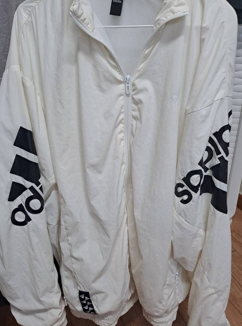 [잡담] 하얀 바람막이 누래져서 크림색됐는데 입고다닐까말까 | 인스티즈