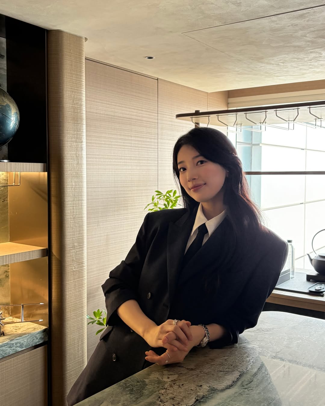 [잡담] 수지) 260325 수지 소속사 인스타 업뎃(feat 론진 행사) | 인스티즈