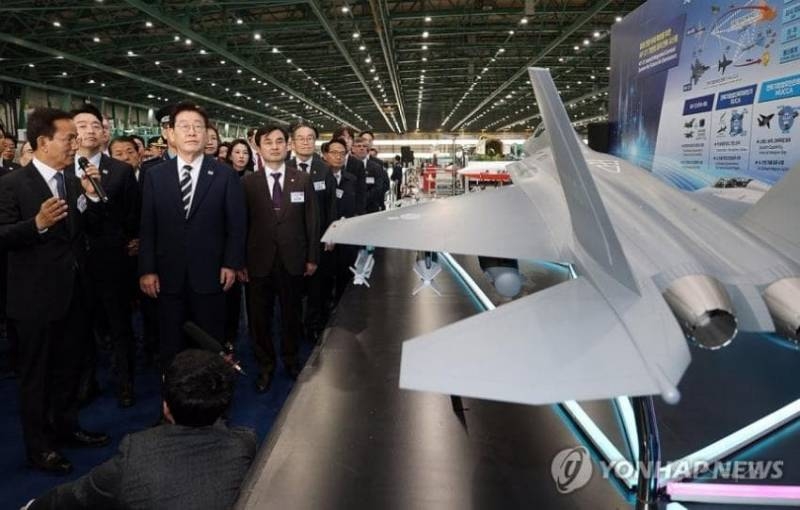 KF-21 양산1호기 롤아웃 "이젠 전투기도 국산"…李대통령 KF-21 출고에 '방산 강국 선언' | 인스티즈