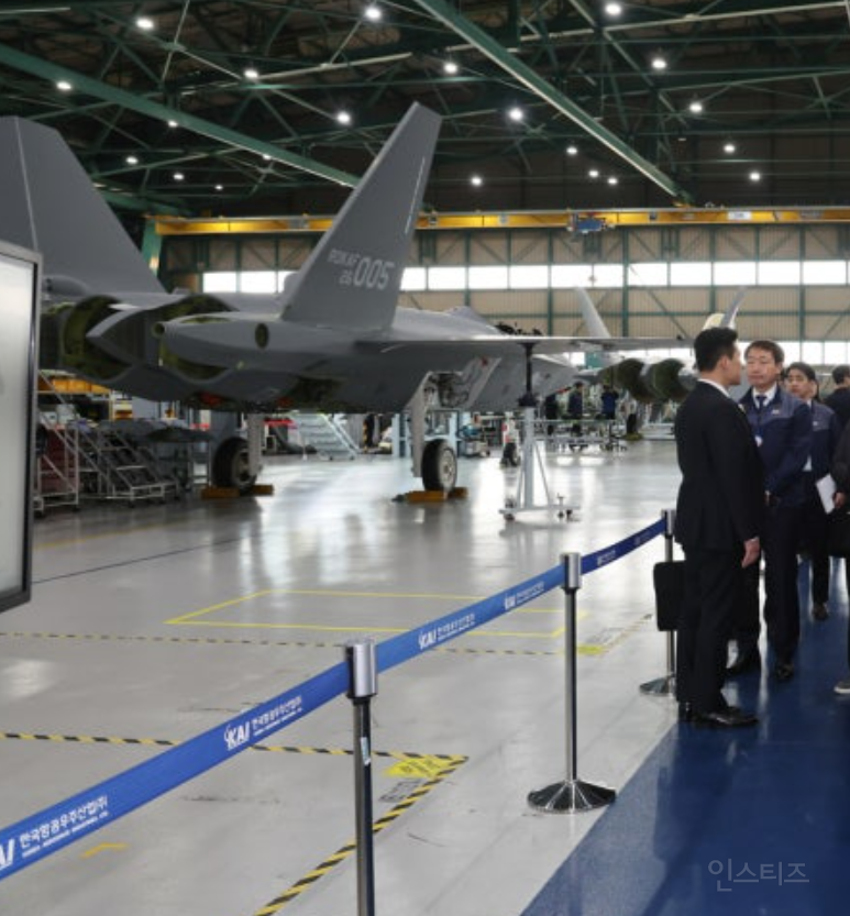KF-21 양산1호기 롤아웃 "이젠 전투기도 국산"…李대통령 KF-21 출고에 '방산 강국 선언' | 인스티즈