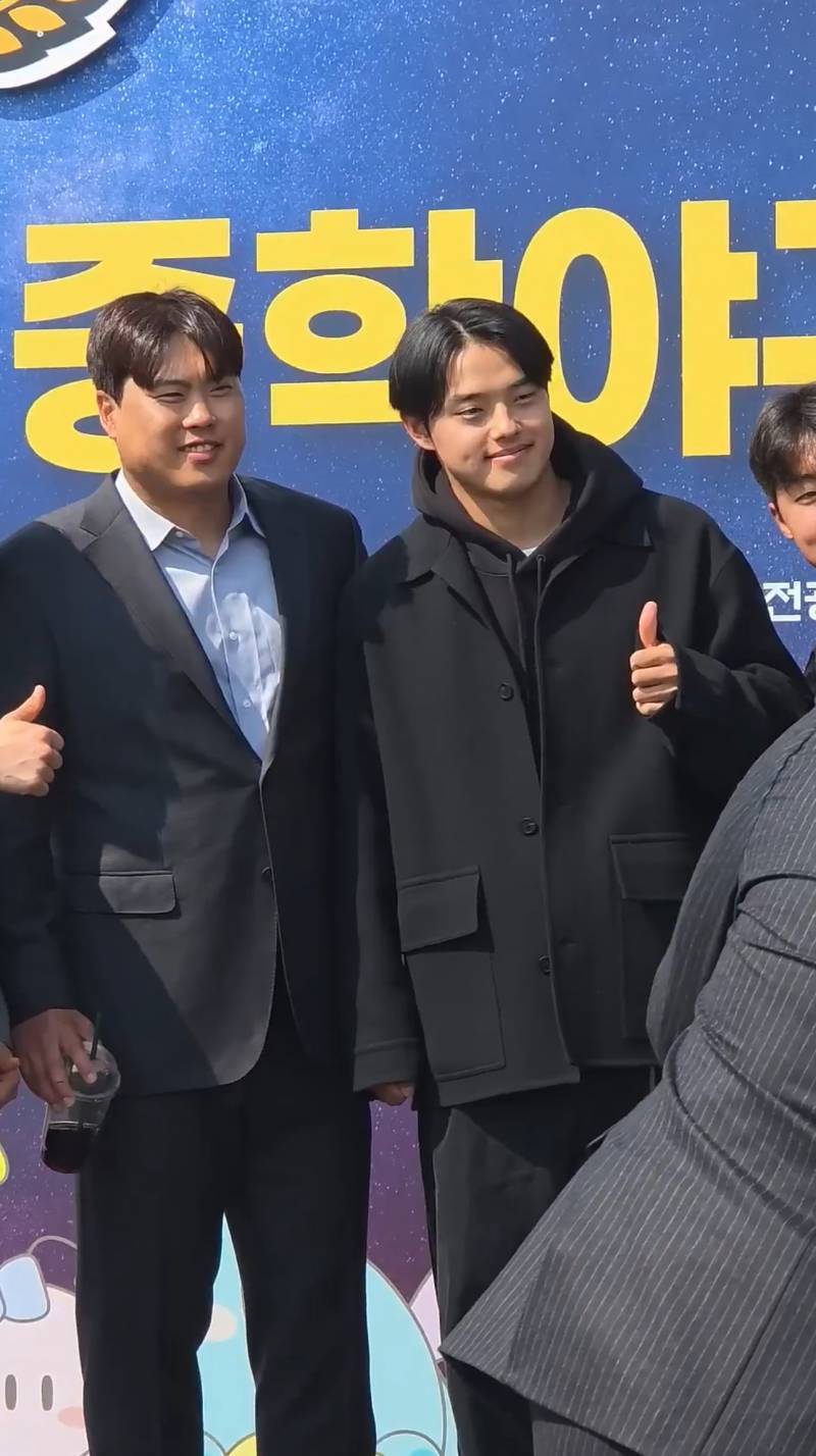 [잡담] 동주 키 확실히 큰 거 같지 않아? | 인스티즈