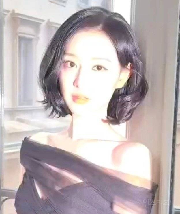 밀라노 불가리 행사 가기전에 기본카메라로 찍었다는 김지원 | 인스티즈