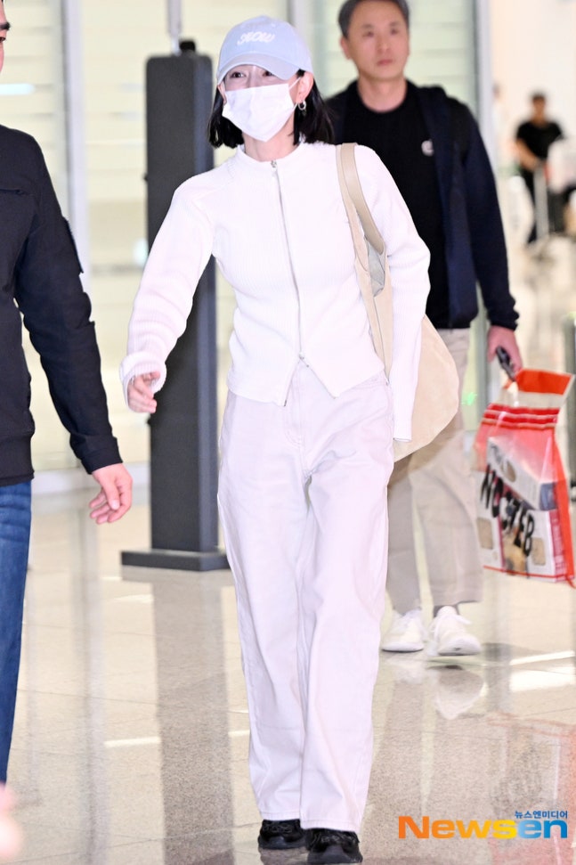 [잡담] 김지원) 260326 김지원 공항 입국 기사사진 | 인스티즈