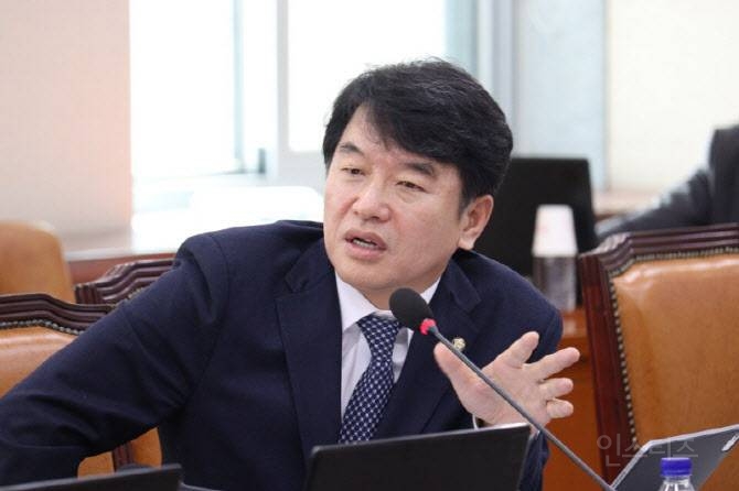 홍성범 KAMA 회장 자리 좀 밀어줘라 | 인스티즈