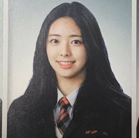 있지 유나 엔믹스 배이 중학교 졸업사진이라는데 진짜 고등학교 졸업사진 같아.. 어릴때도 예뻤었네 | 인스티즈