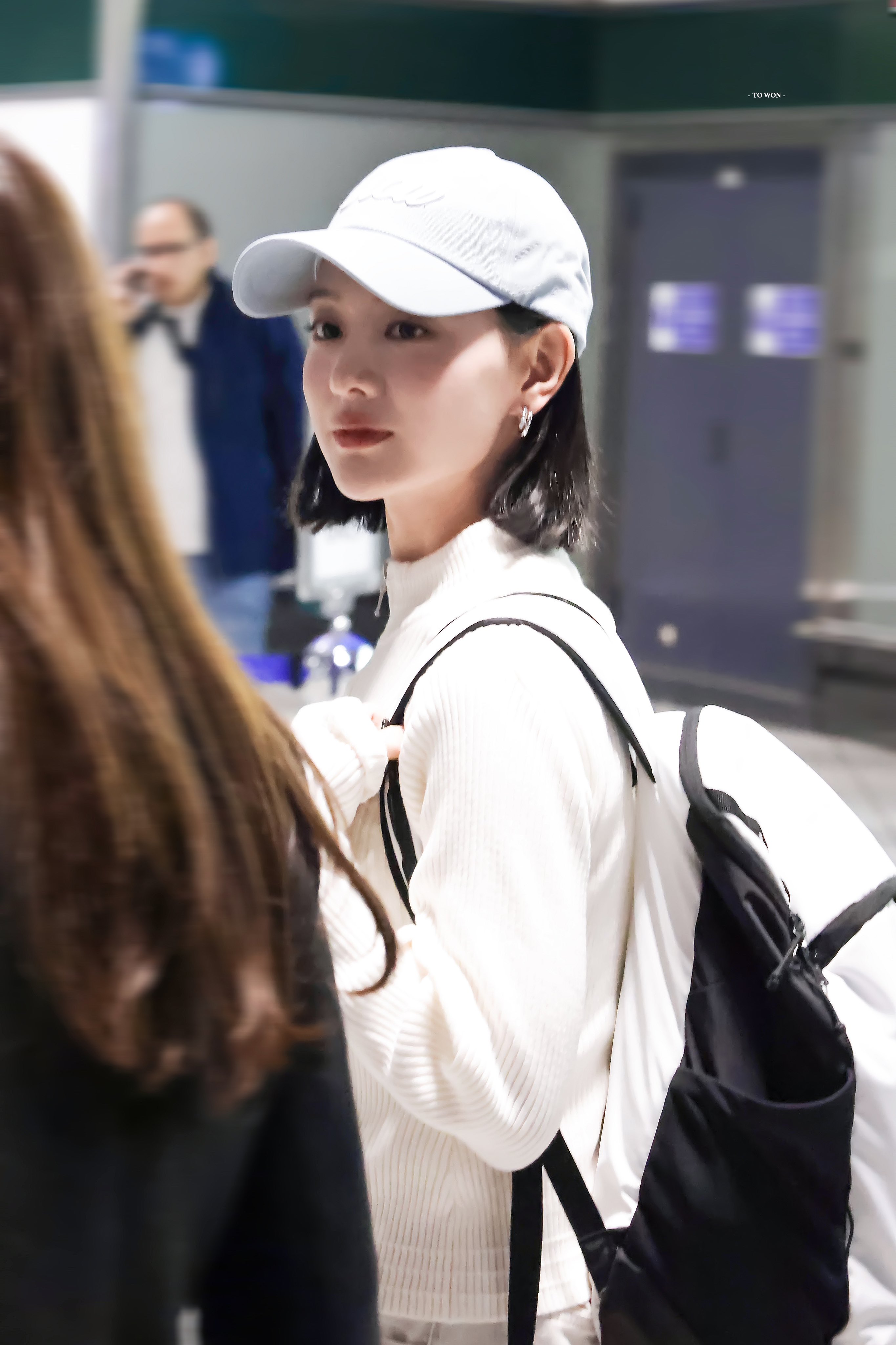 [잡담] 김지원) 260325 김지원 밀라노 공항 팬직찍 고화질 | 인스티즈