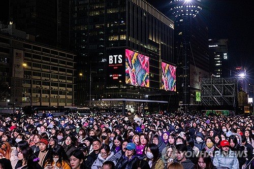 [정보/소식] 광화문에 16만명 모였다…중년으로 확장되는 BTS 팬덤 | 인스티즈