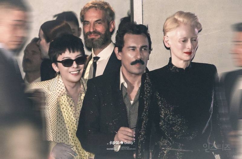 지드래곤과 손잡은 틸다 스윈튼..JPG | 인스티즈