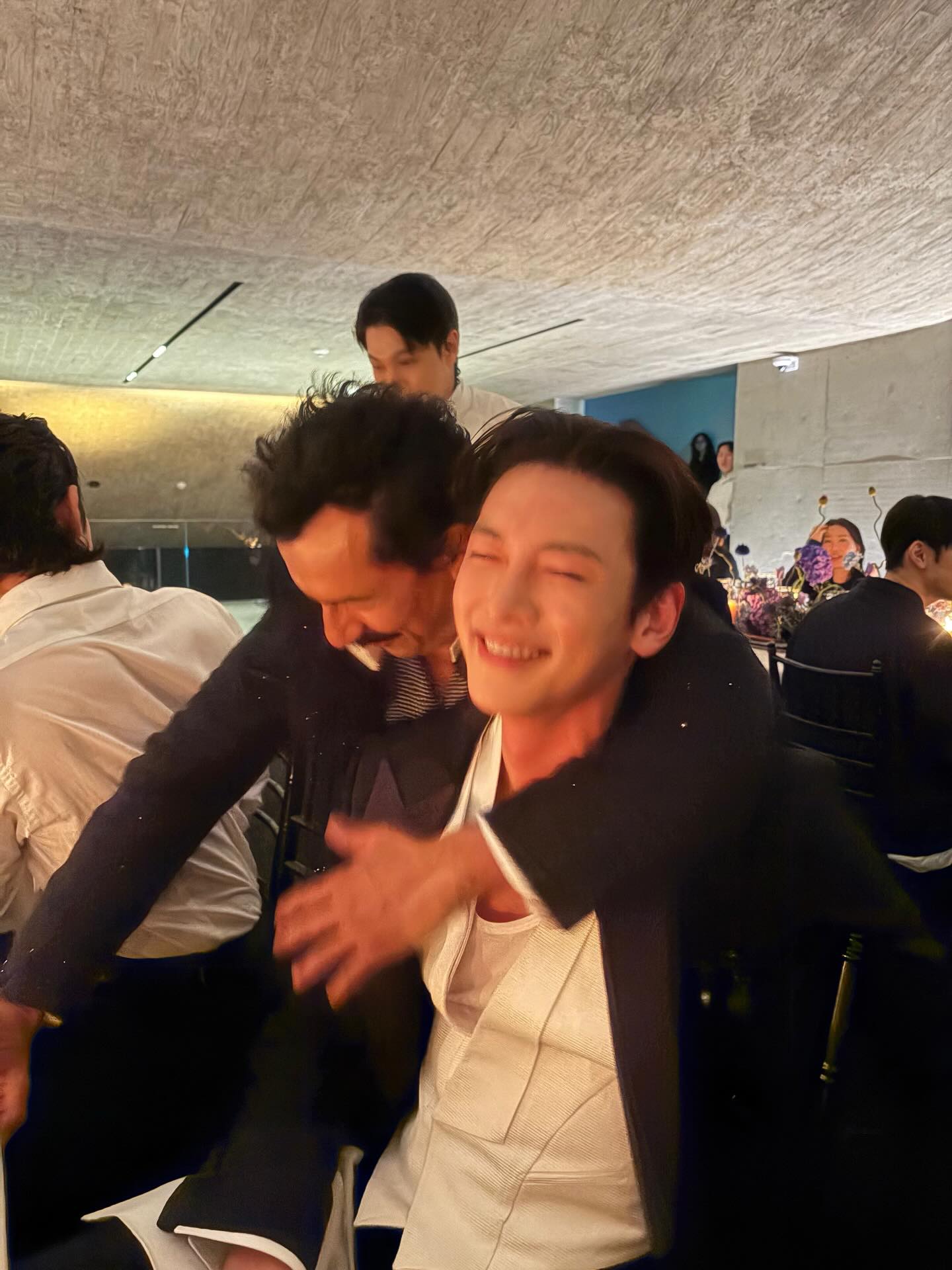 [잡담] 오 지창욱 인스타그램에 톰포드 디자이너가 댓글달고 갔다 | 인스티즈