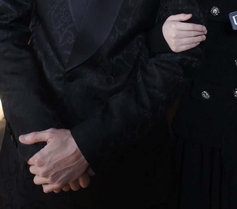 [잡담] 대군부인) 와 변우석 손이랑 아이유 손이랑 갭차이 ㄹㅈㄷ네 | 인스티즈