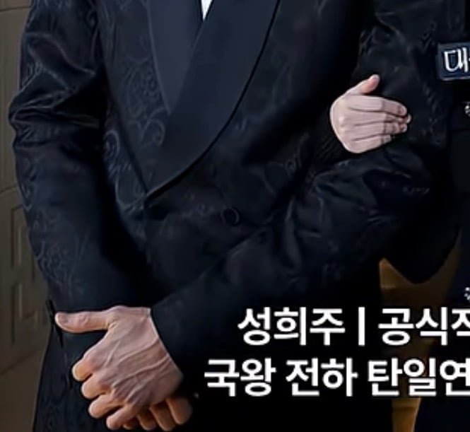 [잡담] 대군부인) 와 변우석 손이랑 아이유 손이랑 갭차이 ㄹㅈㄷ네 | 인스티즈