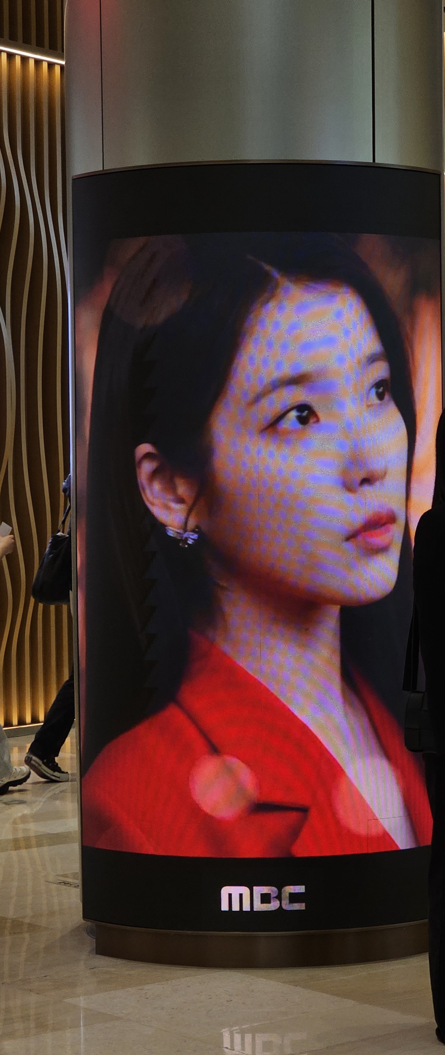 [잡담] 대군부인) 오잉 대군팬들아 나 영화 보러 월드타워 왔는데 대군부인 홍보 영상 나온다 | 인스티즈