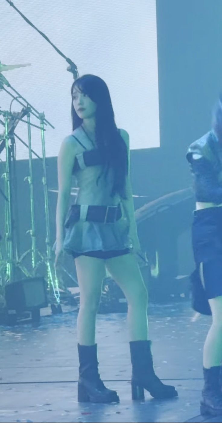 [잡담] @아이유팬들 혹시 아이유 이때 언제야? 제발 알려줘 | 인스티즈