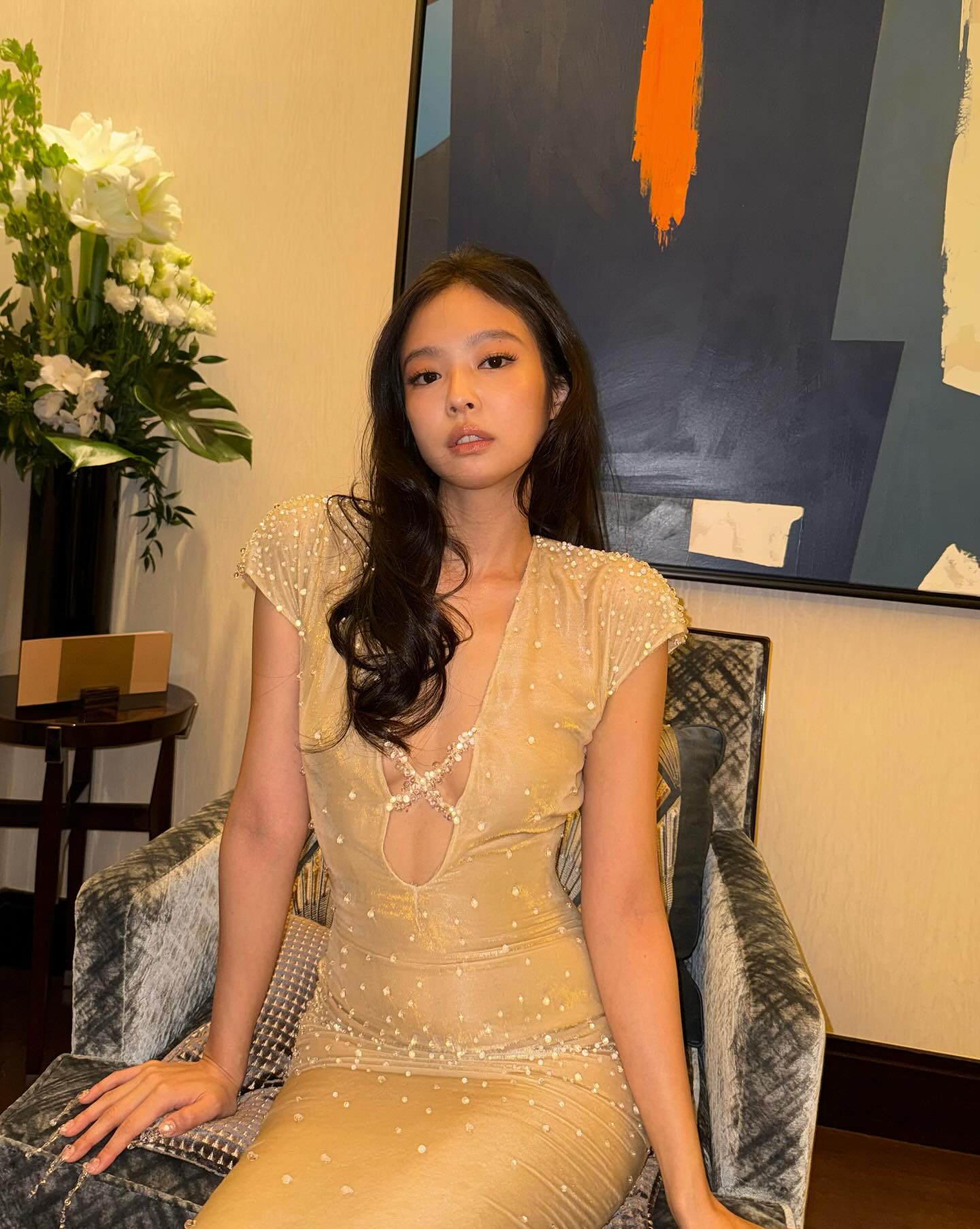 [잡담] 제니 베이지/갈색 의상 입을때도 좋음 (사진많음) | 인스티즈